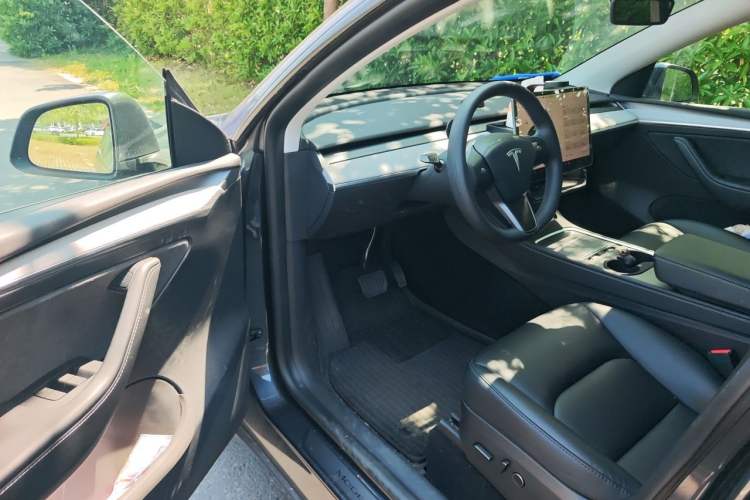 Used Tesla Model Y 2024 Long-Range All-Wheel-Drive Version
