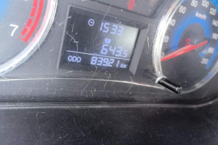 Used Dongfeng Fengon 360 2015 1.5L Manual Luxury 7-Seater China V Emission Standard Odometer Close Up