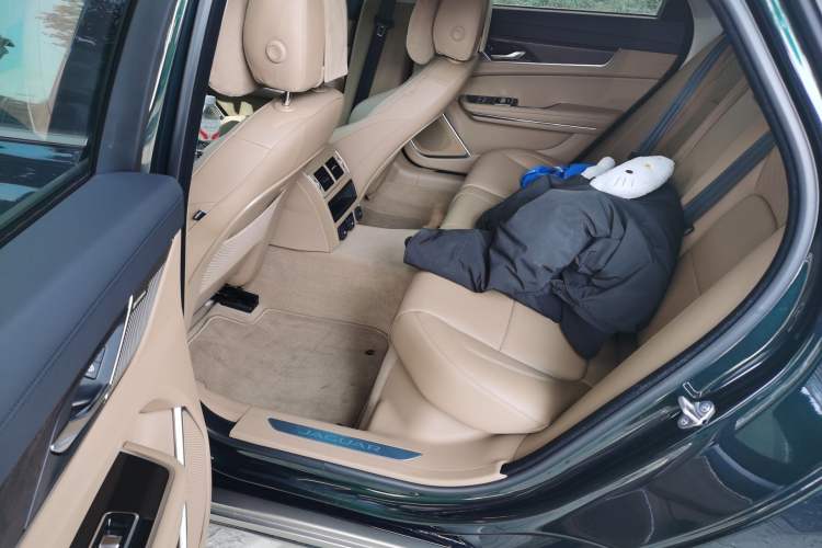 Used Jaguar XFL 2025 Model—2.0T P250, Two-Wheel Drive, Premium Luxury Edition