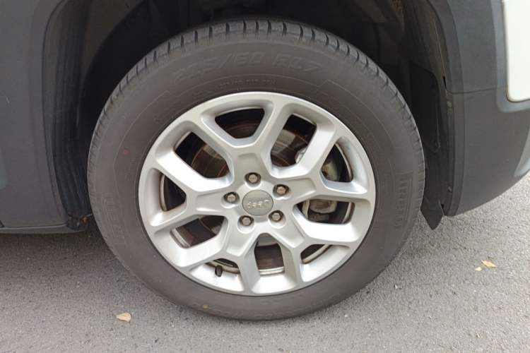 Used Jeep Renegade 2018 Connected Large Screen Version 180T Automatic High-Energy Edition Right Front Wheel Hub