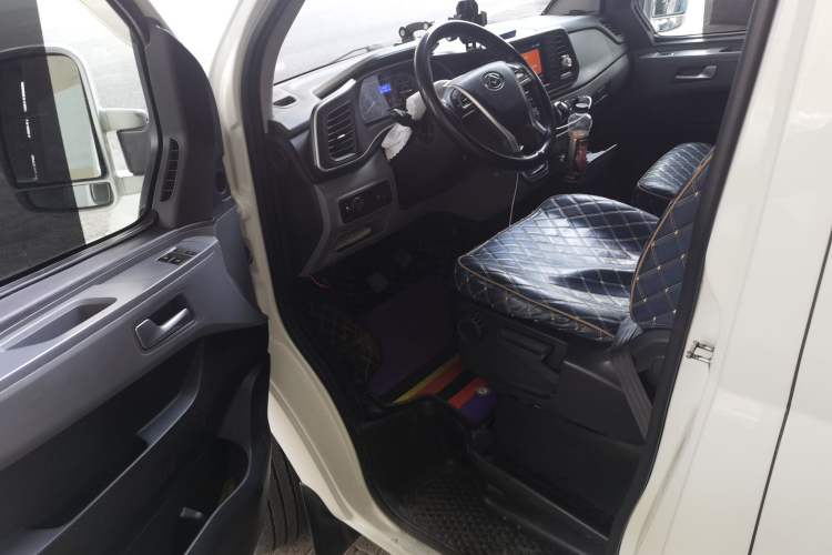 Used SAIC MAXUS Xintu V80 2021 2.0T PLUS Manual City Edition Short Wheelbase Ultra-Low Roof—7/8/9-Seater Driver Seat