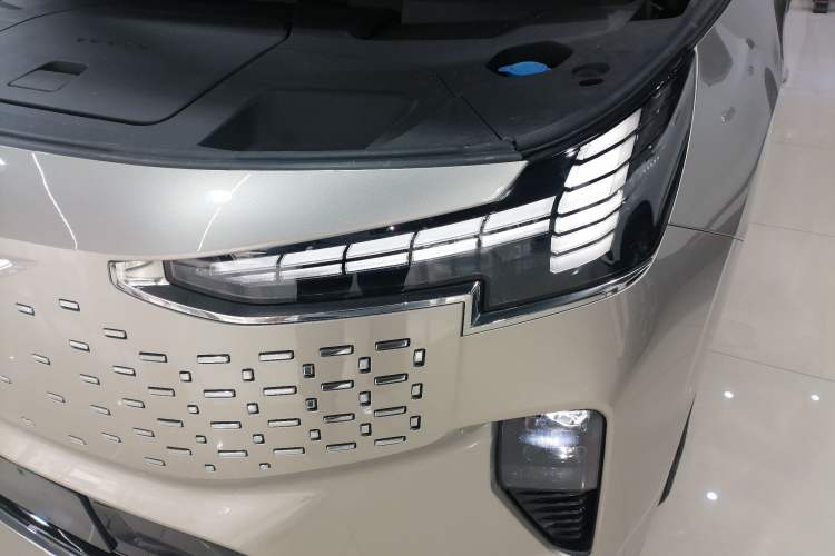 Used Volvo EM90 2025 Ultra Six-Seater