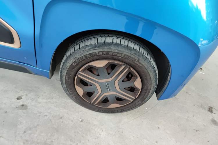 Used Baojun E200 2020 305KM Smart Drive Version Right Front Wheel Hub