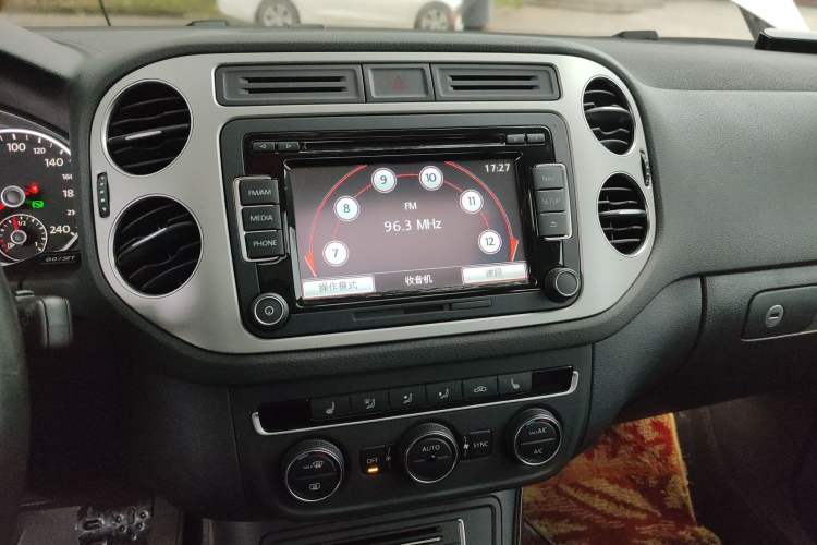 Used Volkswagen Tiguan 2015 1.8TSI Automatic All-Wheel-Drive Luxury Model Audio And AC Panel