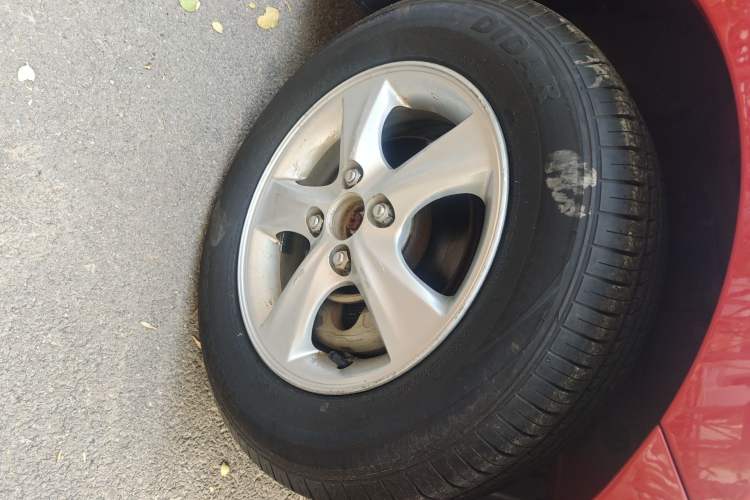 Used Hyundai Verna (older generation) 2010 Sedan 1.4L Manual Comfort GS Right Front Wheel Hub