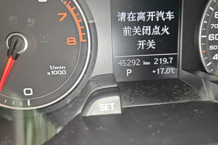 Used Audi A4L 2016 35 TFSI Collector's Edition Automatic Standard Model Odometer Close Up