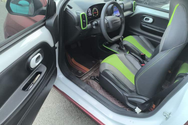Used Roewe Clever 2021 302 km New Four-Seater Super-Efficient Version

