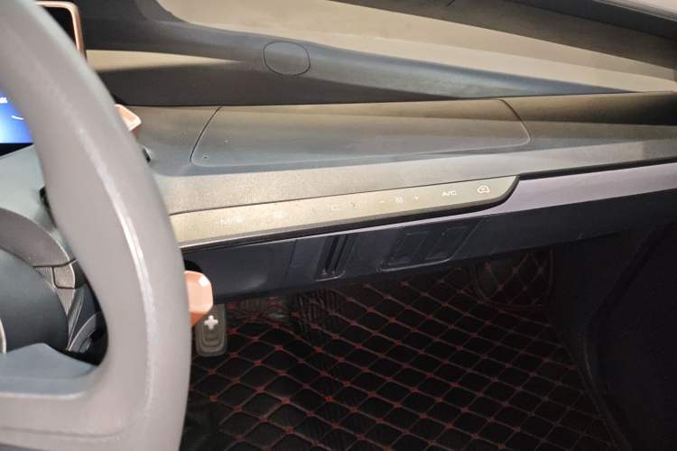 Used Baojun E200 2020 305KM Smart Drive Version Audio And AC Panel