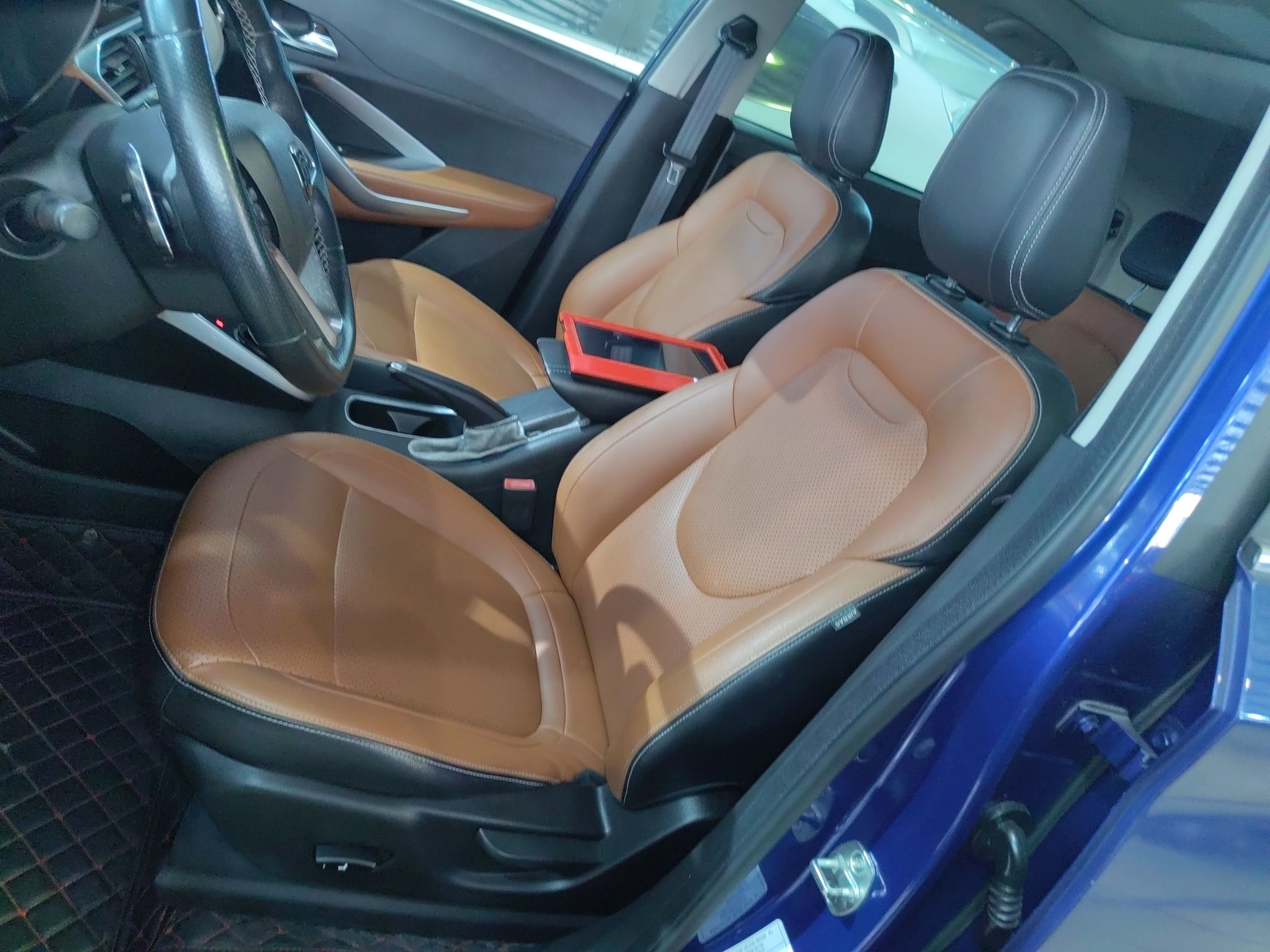 المقاعد الأمامية داخل السيارة