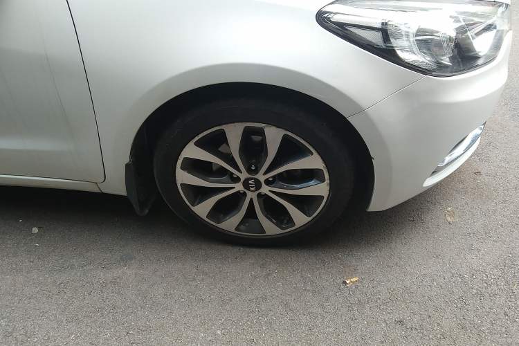 Used Kia K3 2013 1.6L Automatic Premium Right Front Wheel Hub