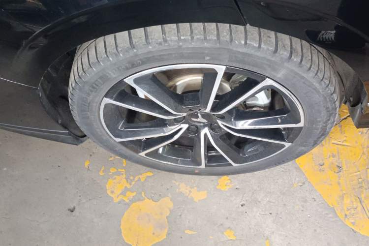 Used VOYAH PASSION 2024 PHEV Four-Wheel Drive Ultra-Long Range Flagship Model Right Rear Wheel Hub