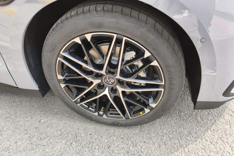 Used BYD Han 2025 EV Intelligent Driving Edition 605KM Prestige Model Right Front Wheel Hub