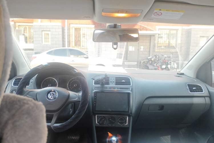 Used Volkswagen Polo 2014 1.6L Automatic Comfort Edition Center Console