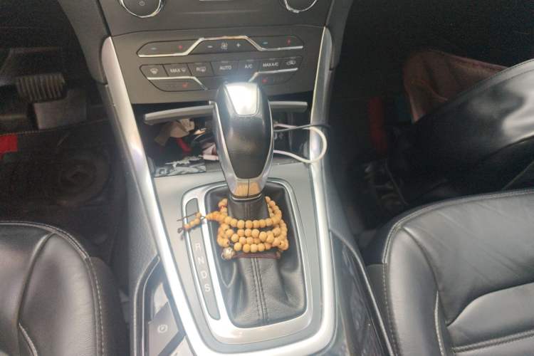 Used Ford Edge 2016 EcoBoost 245 Four-Wheel Drive Titanium Edition 7-Seater Gear Lever