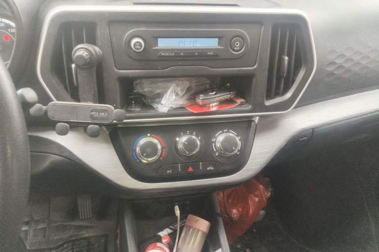 Used CHANGAN KAICHENG Ruixing M60 2023 1.5L GDI Elite-Class Passenger Vehicle 6/7 Seats Audio And AC Panel