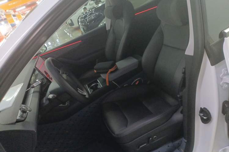 Used Tesla Model Y 2025 Long-Range All-Wheel-Drive Version
