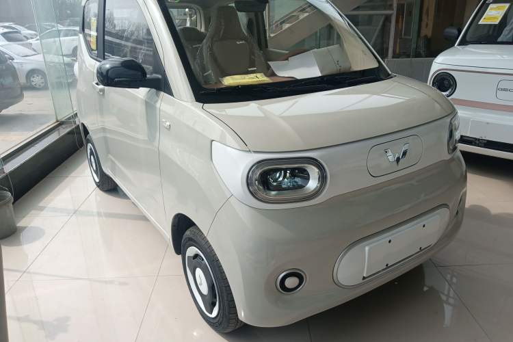 Used Wuling Hongguang MINIEV 2024 3rd Generation 215km Youth Edition Front Right 45 Deg