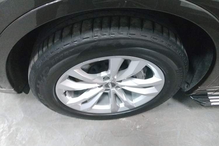 Used Audi Q7 2018 40 TFSI Comfort Model Left Front Wheel Hub