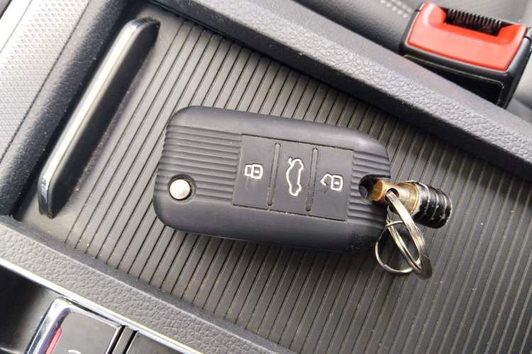 Used Roewe RX5 2016 20T Two-Wheel Drive Automatic Internet Smart Edition
