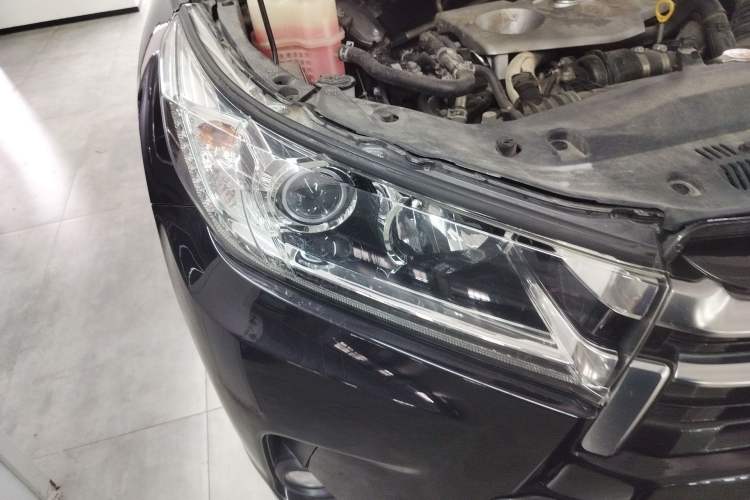 Used Toyota Highlander 2018 2.0T Four-Wheel Drive Luxury Version 7 Seats China VI Standard Right Front Headlight