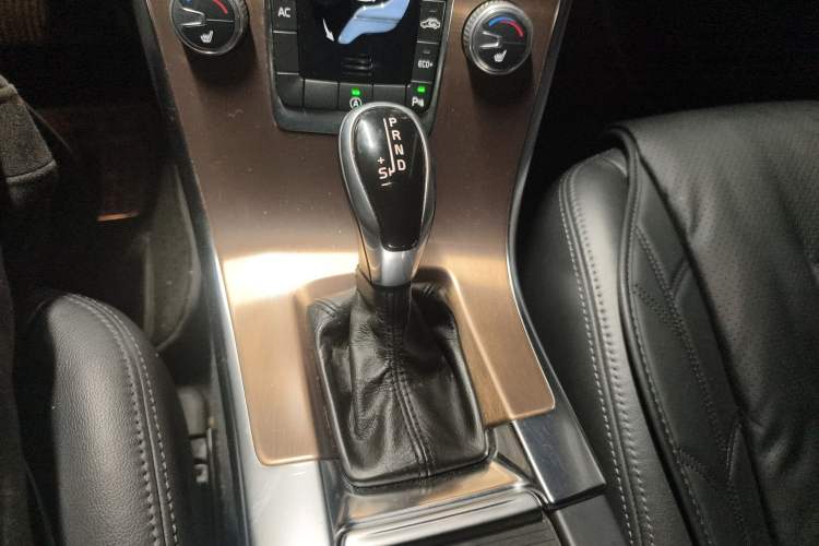 Used Volvo XC60 2015 T5 Smart Upgrade Model Gear Lever