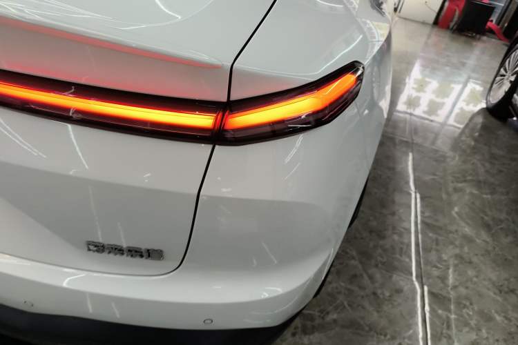 Used ONVO L60 2024 60 kWh All-Wheel Drive Right Rear Taillight