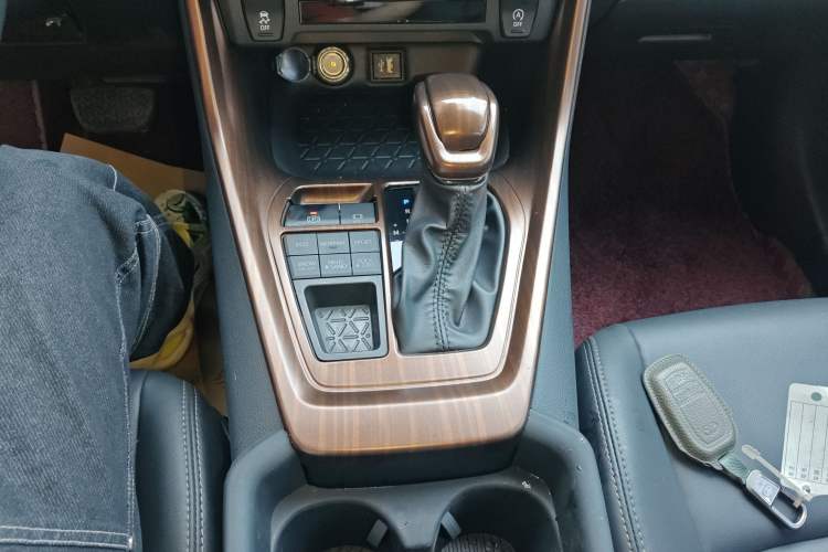 Used Toyota Wildlander 2024 2.0L CVT 4x4 Luxury PLUS Edition Gear Lever