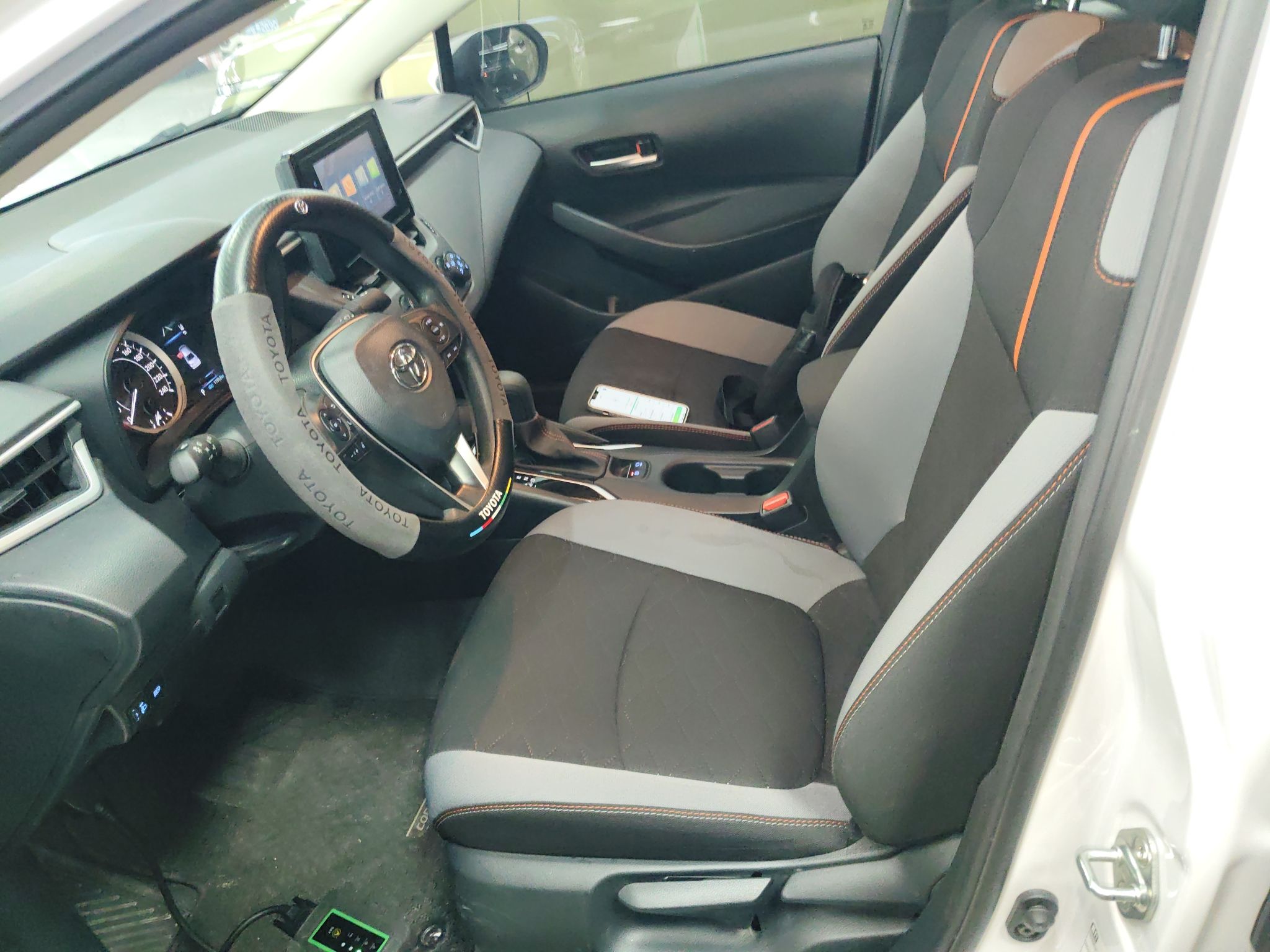 Переднее сиденье в автомобиле