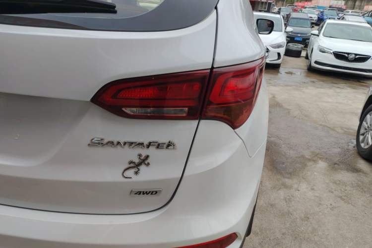 Used Hyundai Santa Fe 2017 2.0T Automatic All-Wheel Drive Smart 7-Seater
