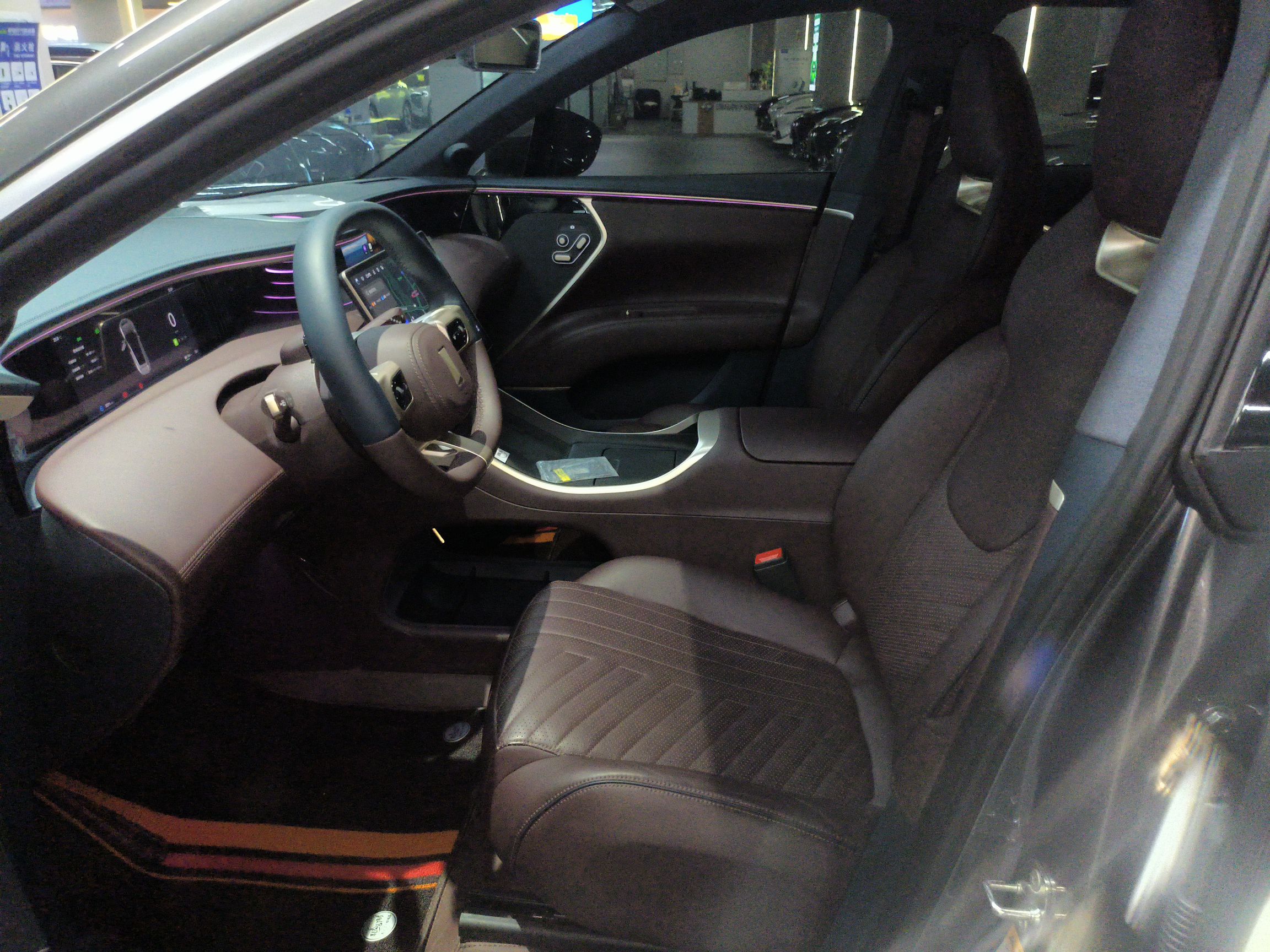 المقاعد الأمامية داخل السيارة