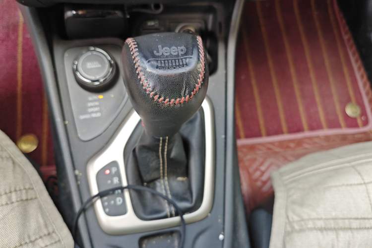 Used Jeep Cherokee 2016 2.4L All-in-One Edition Gear Lever