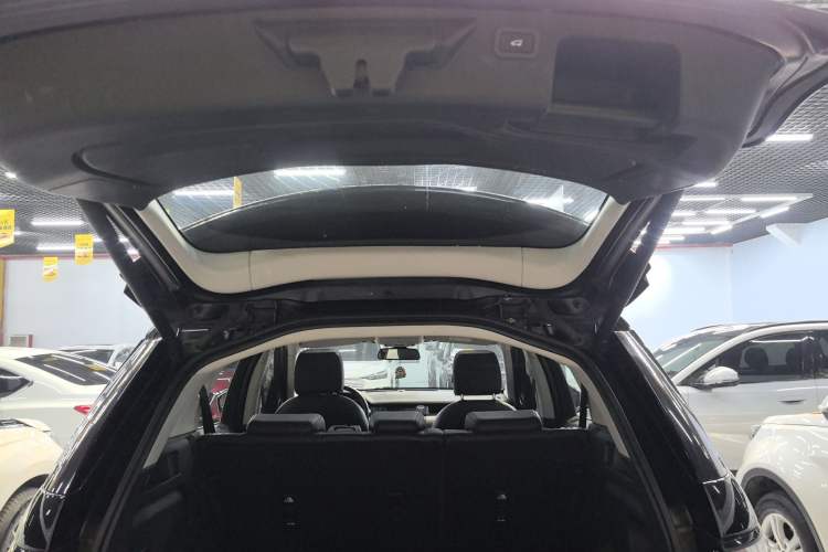 Used Land Rover Discovery Sport 2018 240 PS SE Version Trunk