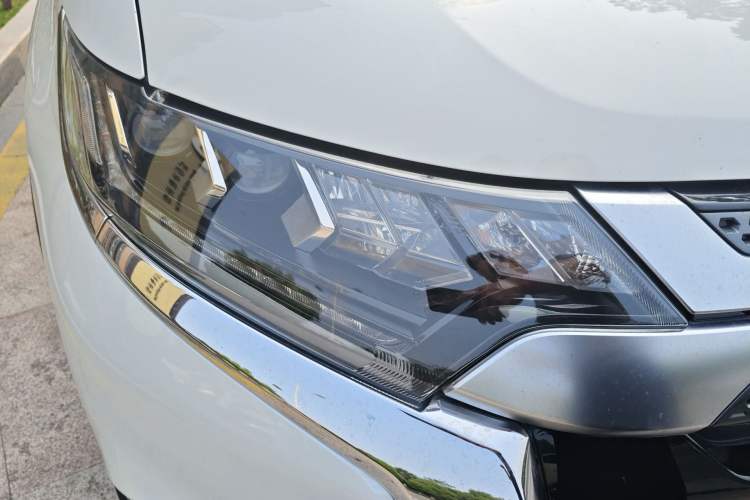 Used Mitsubishi Outlander 2019 2.4L 4x4 Zhi Xiang Edition 7 Seats China V Emission Standard