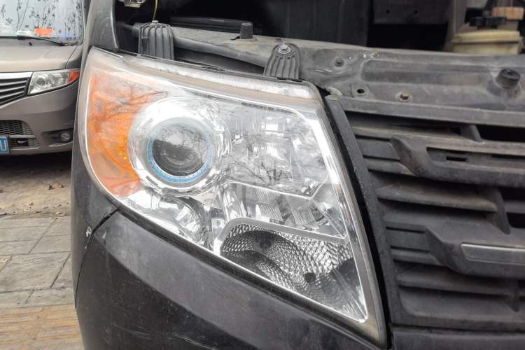 Used Dongfeng Yufeng 2014 2.5T YuliBao Logistics Vehicle Mid-axle Mid-roof ZD25