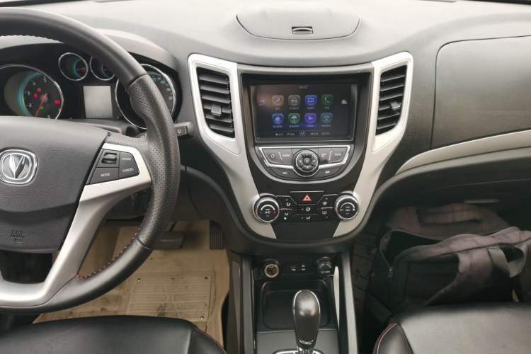 Used CHANGAN CS35 2015 1.6L Automatic Luxury Model China IV Standard Audio And AC Panel