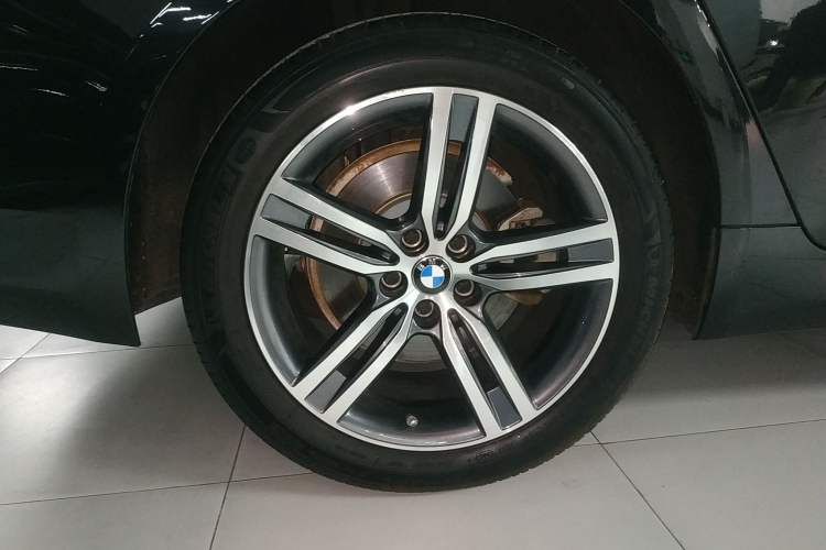 Used BMW 5 Series 2023 530Li Leading Edition Luxury Package Right Rear Wheel Hub