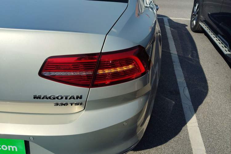 Used Volkswagen Magotan 2018 Facelift 330TSI DSG Luxury Model Exterior 3