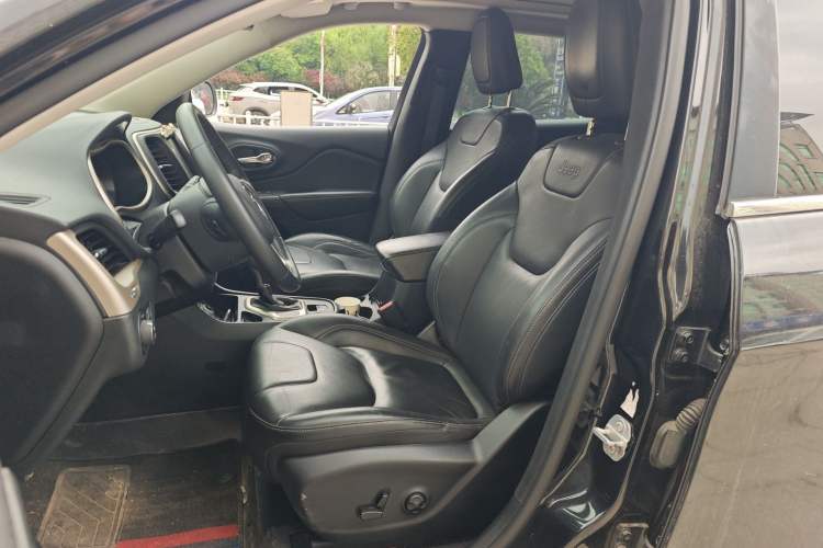 Used Jeep Cherokee 2016 2.0L Superior Edition Left Front Seat