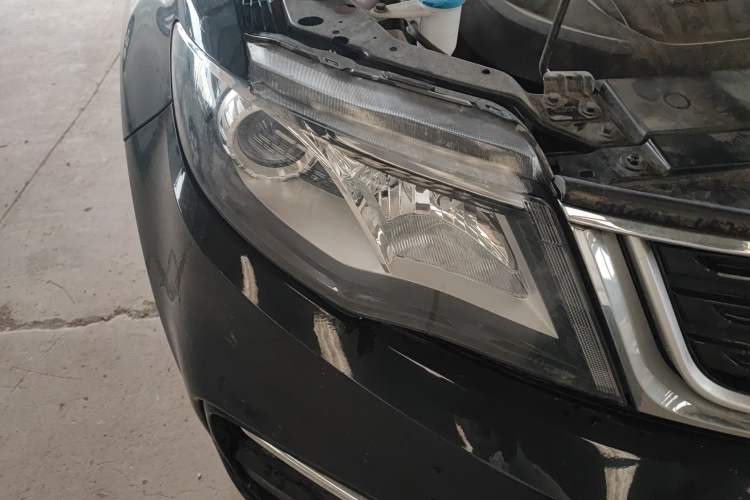 Used Geely Auto Emgrand X7 Sport 2021 Million Edition 1.8TD Manual Two-Wheel Drive Comfort Model Right Front Headlight