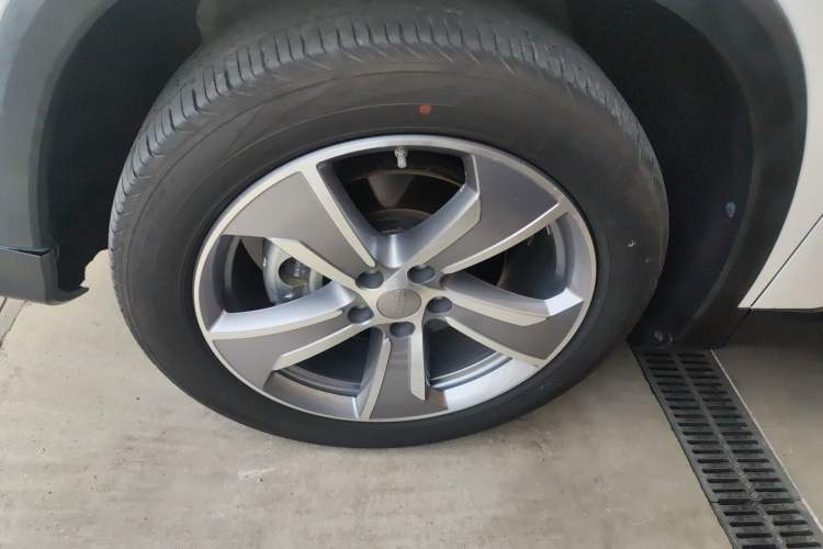 Used Geely Auto Haoyue L 2023 2.0T DCT Flagship Version Exterior 4