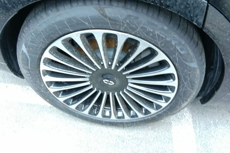 Used Hima AITO M9 2025 Extended-Range Ultra Version 52 kWh 6-Seater Right Rear Wheel Hub