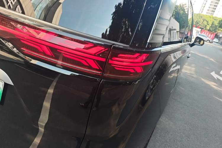 Used Denza D9 2022 DM-i 1040 Prestige Model
