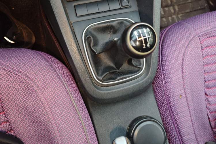 Used Volkswagen Sagitar 2012 1.6L Manual Comfort Model Gear Lever