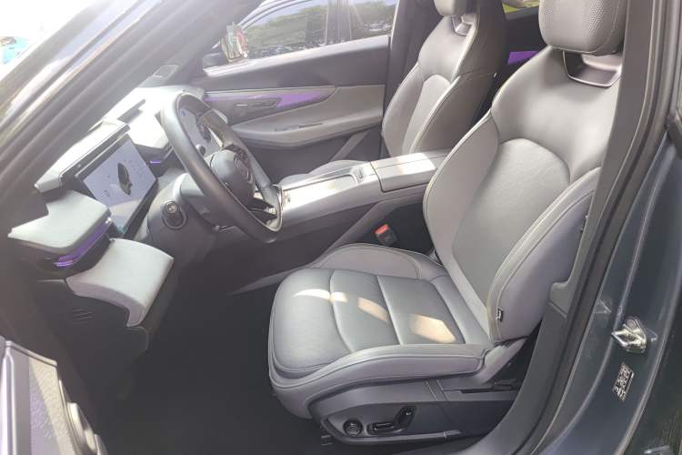 Used Lynk & Co 08 EM-P 2025 220 km All-Wheel-Drive Performance Halo
