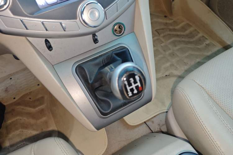 Used BYD S6 2014 2.0L Manual Luxury 5-Seater Gear Lever