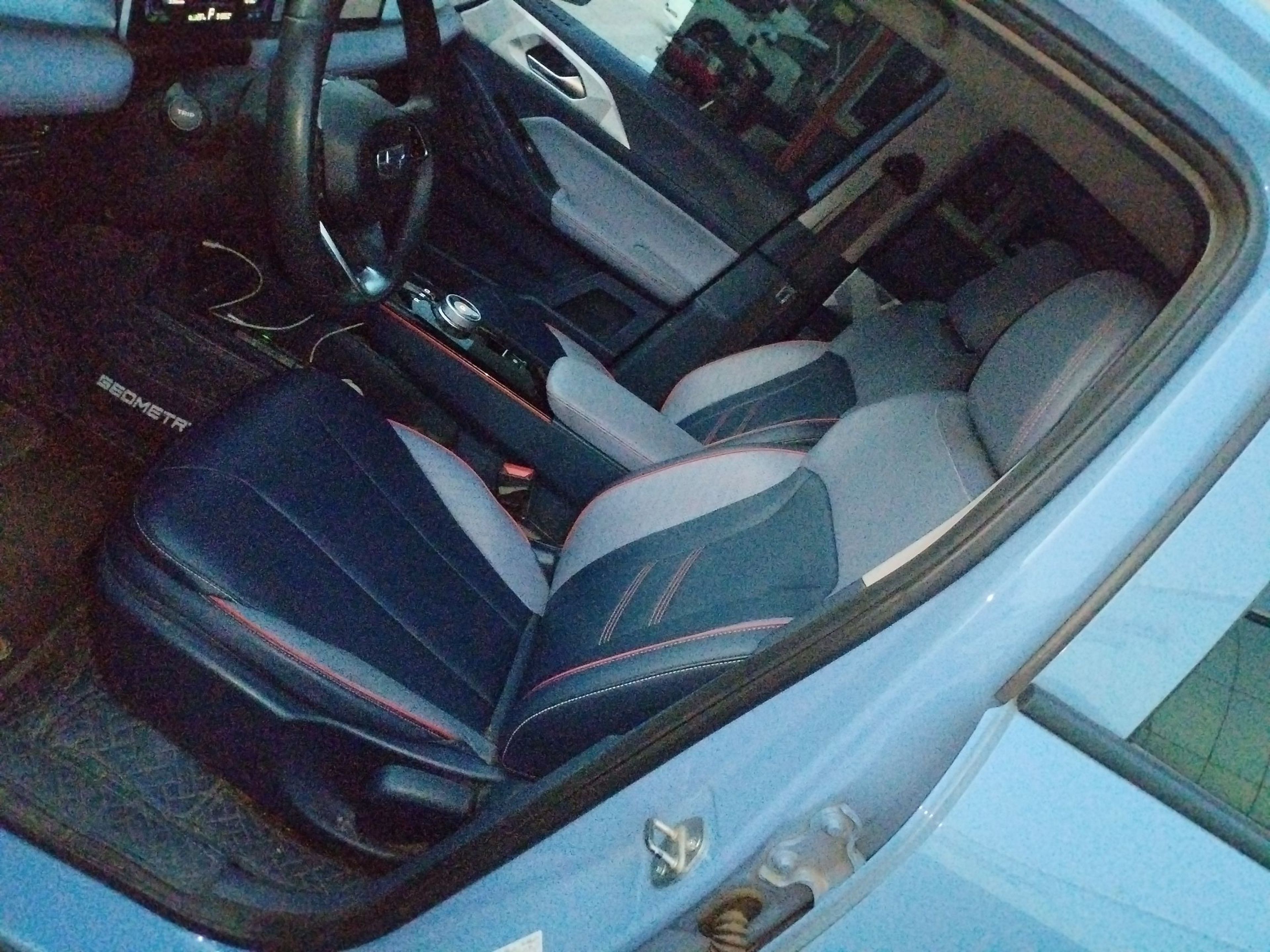 المقاعد الأمامية داخل السيارة