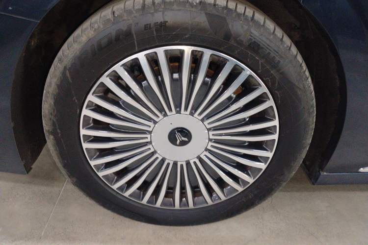 Used VOYAH Dream 2025 PHEV Four-Wheel-Drive Flagship Kunpeng Edition Right Rear Wheel Hub