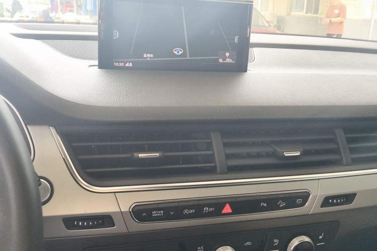 Used Audi Q7 2018 40 TFSI Comfort Model Audio And AC Panel