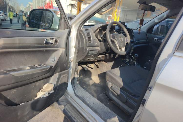 Used Foton Savana 2015 2.0T Manual Two-Wheel Drive Gasoline Luxury Edition 5 Seats