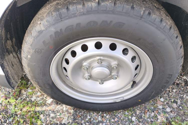 Used Wuling Yangguang 2025 Model 400km Bus Edition—Comfort Edition Left Front Wheel Hub